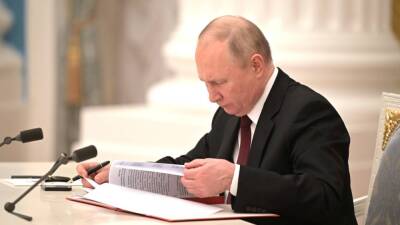 Путин подписал федеральные законы о дружбе и сотрудничестве с ДНР и ЛНР
