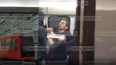 Видео: пассажиры устроили драку из-за женщины в метро Петербурга