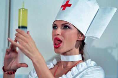Бледанс в костюме медсестры эротично станцевала для Киркорова