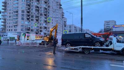 В Петербурге автовладелец обварился в кипятке после обвала дороги