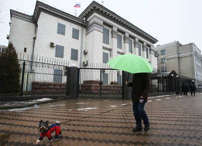 Россия эвакуирует персонал посольства на Украине