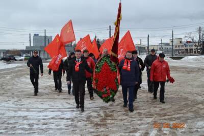 Нижегородские коммунисты возложили цветы в честь годовщины со дня образования Советской Армии