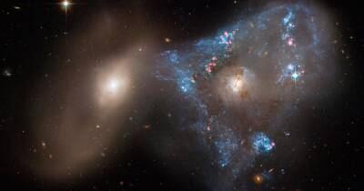 Сталкивающиеся галактики образовали эффектный треугольник на снимке Хаббла