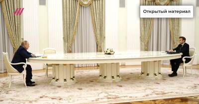 Отношения на расстоянии: кого Путин сажал за огромный стол, кого — за маленький, а от кого отгородился длинным ковром