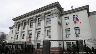 Россия эвакуирует из Украины свои посольства и консульства