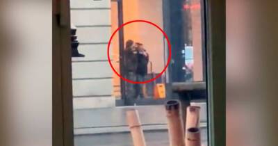 Преступник взял в заложники человека в магазине Apple в Амстердаме