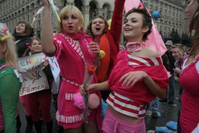 В Киеве полуголая активистка Femen в образе смерти с косой призвала сохранять спокойствие