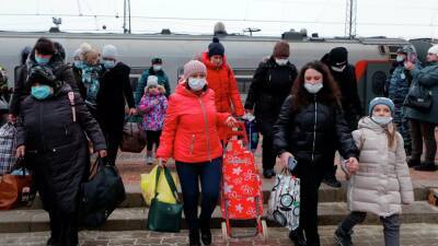 В МЧС отметили снижение потока переходящих границу с Россией беженцев из Донбасса