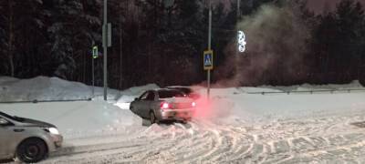 Автомобили в Петрозаводске разъезжают по островку безопасности на разделительной полосе (ФОТО)