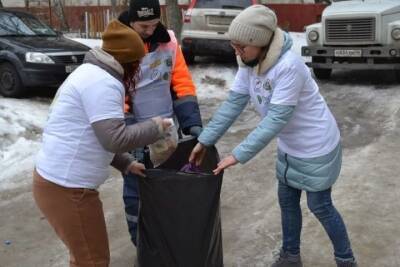 В Курске волонтеры помогают пенсионерам и маломобильным людям выносить мусор
