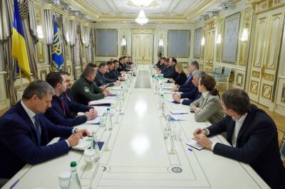 Зеленский провел встречу с представителями депутатских фракций и групп Верховной Рады