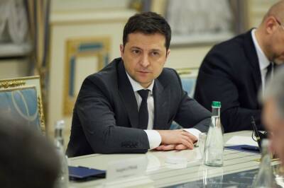 Зеленский объявил призыв резервистов и запретил бизнесу...