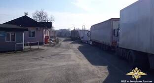 Азербайджанские таможенники назвали временным явлением очереди грузовиков на границе с Россией