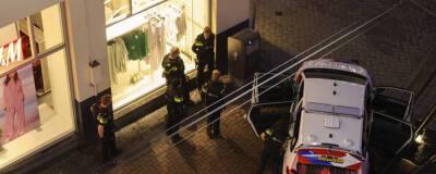 Вооруженный мужчина взял в заложники покупателя Apple Store в Амстердаме
