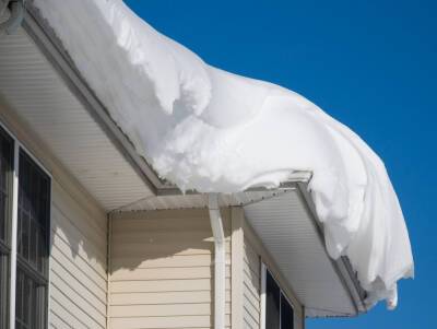 МЧС предупредило новосибирцев о сходе снега с крыш домов из-за потепления