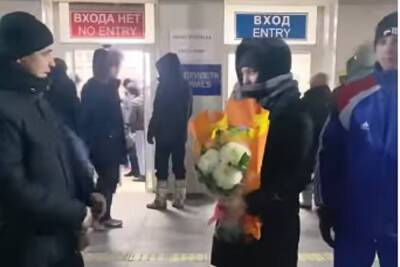 Министр спорта Бурятии встретил тайбоксера с цветами в аэропорту