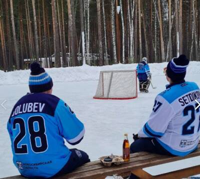 Хоккеисты «Сибири» устроили пикник в лесу с кофе и лимонадом