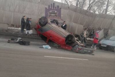 Автомобиль Toyota Vitz перевернулся в результате ДТП на улице Глинки в Красноярске