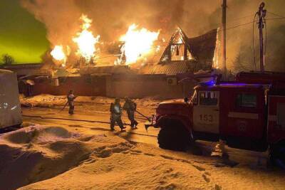 В Татарстане в огне пожара пострадал человек и двое погибли