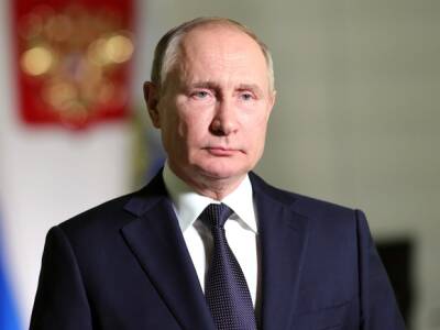 Путин в поздравлении ко Дню защитника Отечества пообещал вооружать Россию на фоне «активности НАТО»