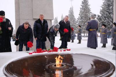 Губернатор Андрей Травников возложил цветы к Монументу Славы в Новосибирске 23 февраля