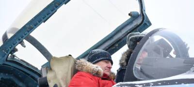 Глава Карелии сел в истребитель в честь 23 февраля
