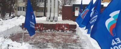 В Дзержинске расчистили от снега мемориалы героям ВОВ