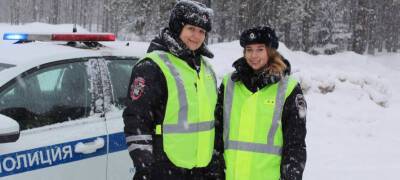 Автоинспекторы-девушки поздравили водителей Карелии с Днем Защитника Отечества (ФОТО)