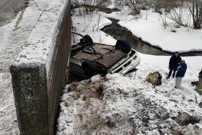В Тверской области из-за аварии автомобиль чуть не оказался в реке