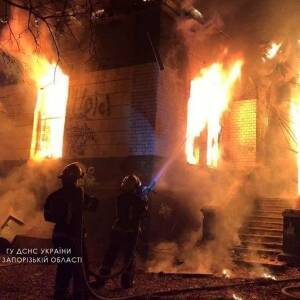 В Мелитополе произошел крупный пожар в заброшенном здании. Фото