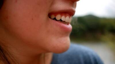 Стоматолог Принья назвал камни в миндалинах вероятной причиной плохого запаха изо рта