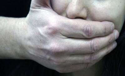 В Омске мужчина изнасиловал студентку на остановке и ограбил на 50 тысяч