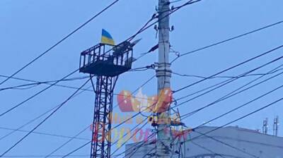 Над воронежским виадуком подняли флаг Украины