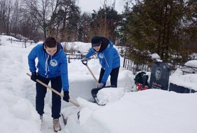Ко Дню защитника Отечества волонтеры Ленобласти убрали снег на воинских мемориалах и возложили цветы