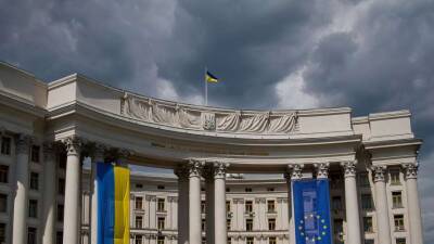 МИД Украины настоятельно рекомендует украинцам покинуть Россию