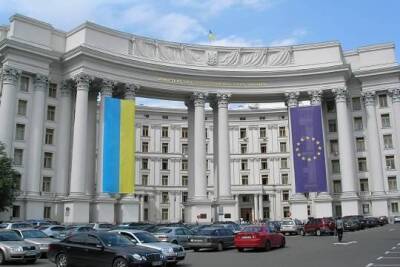 МИД Украины рекомендовал согражданам покинуть территорию РФ