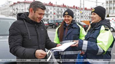 ФОТОФАКТ: Сотрудницы ГАИ в Витебске поздравили мужчин-водителей с Днем защитников Отечества