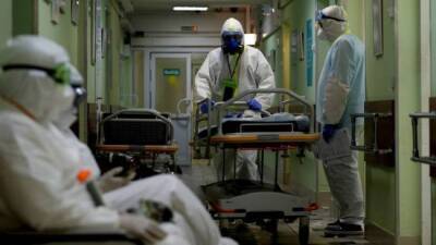 В России за сутки выявлено 137 642 заразившихся коронавирусом