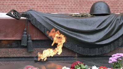Владимир Путин возложил венок к Могиле Неизвестного солдата у Кремлёвской стены