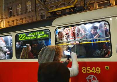 Сотни пражан прокатились на 22 трамвае 22 февраля в 22:22: видео