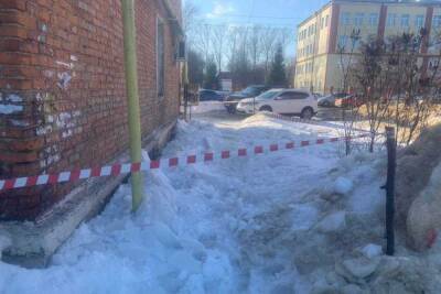 16-летнего парня в Кимовске едва не убило упавшим с крыши куском льда