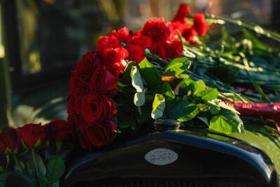 Волонтеры Ленобласти возложили цветы к воинским мемориалам в честь Дня защитника Отечества