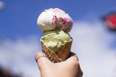 Отоларинголог предупредил об опасности мороженого при больном горле