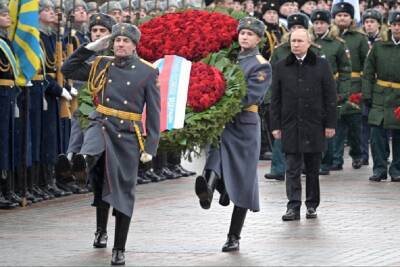 Владимир Путин почтил память погибших воинов возле Могилы Неизвестного Солдата