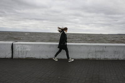 Ветер на грани шторма и гололедица испортят петербуржцам прогулки 24 февраля