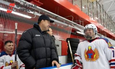 В Екатеринбурге полпред президента в УрФО сыграл в товарищеском матче по хоккею