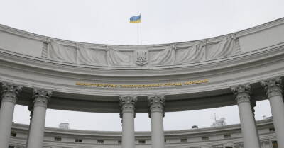 В Украине вводят режим ЧП, граждан просят покинуть Россию