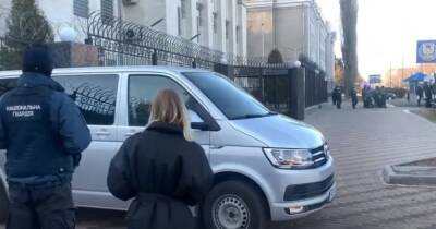 Россия начала эвакуировать из Украины всех дипломатов (видео)