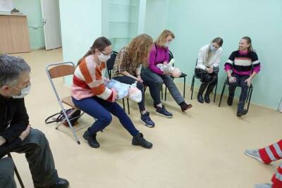 В Архангельске молодых родителей учат спасать детей