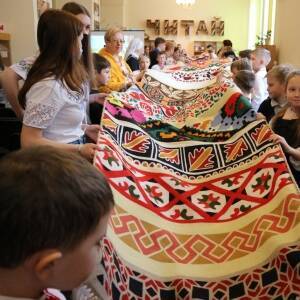 В запорожской библиотеке презентовали 12-метровый Рушник единства. Фото